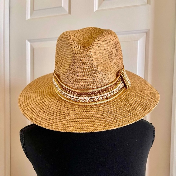 NWT Marcus Adler NWT hat for women 
Width: 6 1/2" (17 cm)
Leght:7 1/2"(19 cm) - Picture 6 of 15
